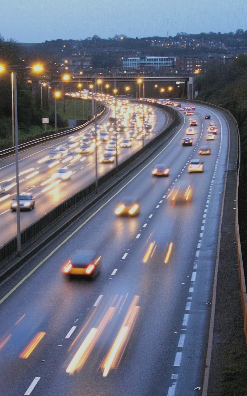 Circulation sur une autoroute en soirée