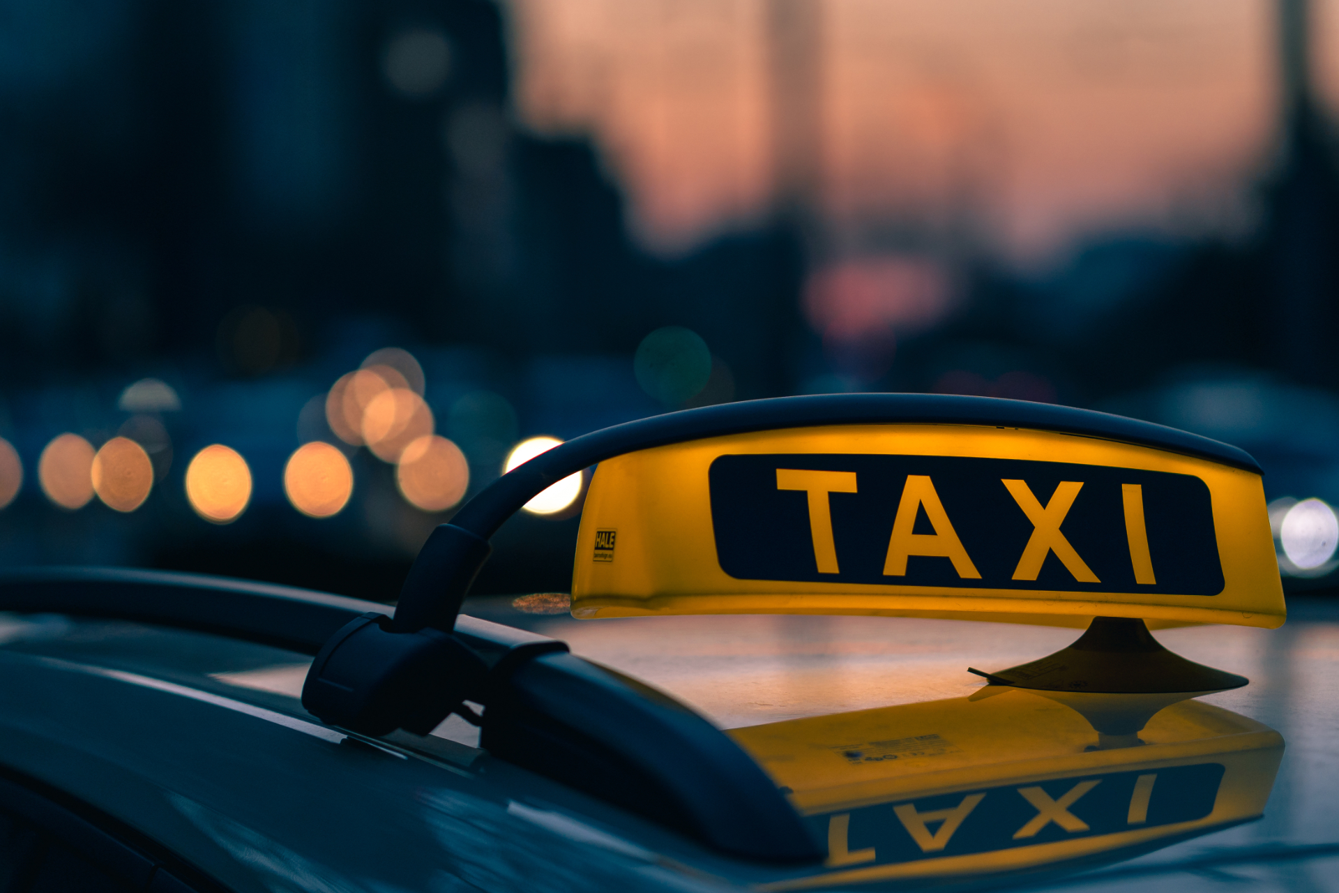 Enseigne lumineuse sur le toit d’un taxi